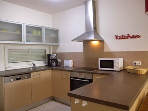 Kühlschrank, Mikrowelle, Herdplatte, Geschirrspüler