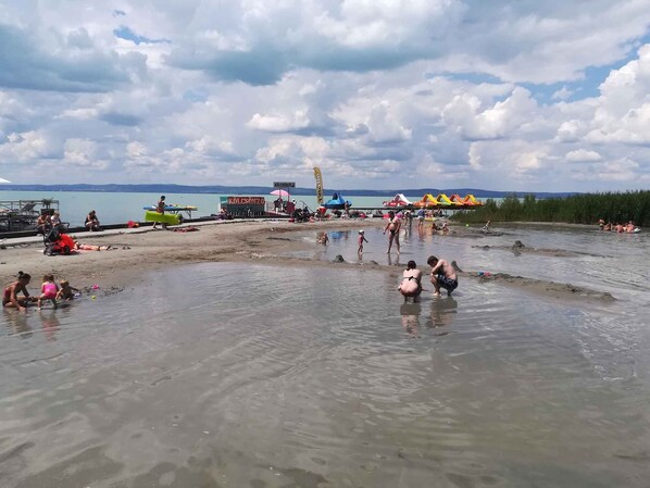 Beach - Holiday apartment with pool Wi-Fi and tasteful decoration (Siófok)