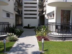 Property grounds - Holiday apartment with pool Wi-Fi and tasteful decoration (Siófok)