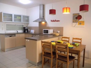 Kühlschrank, Mikrowelle, Herdplatte, Geschirrspüler