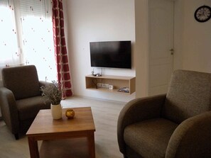 TV - Holiday apartment with pool Wi-Fi and tasteful decoration (Siófok)