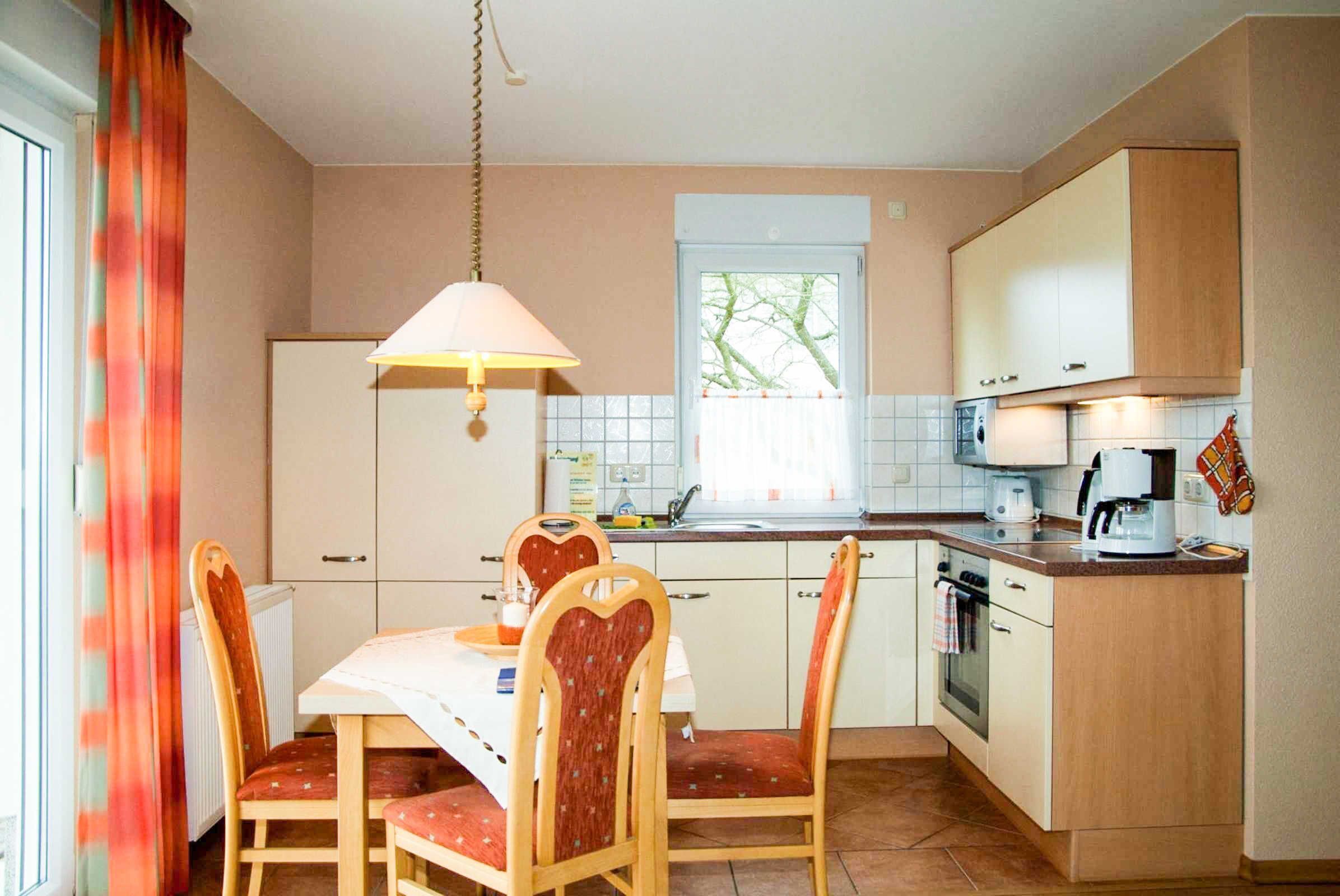 Kühlschrank, Mikrowelle, Ofen, Geschirrspüler