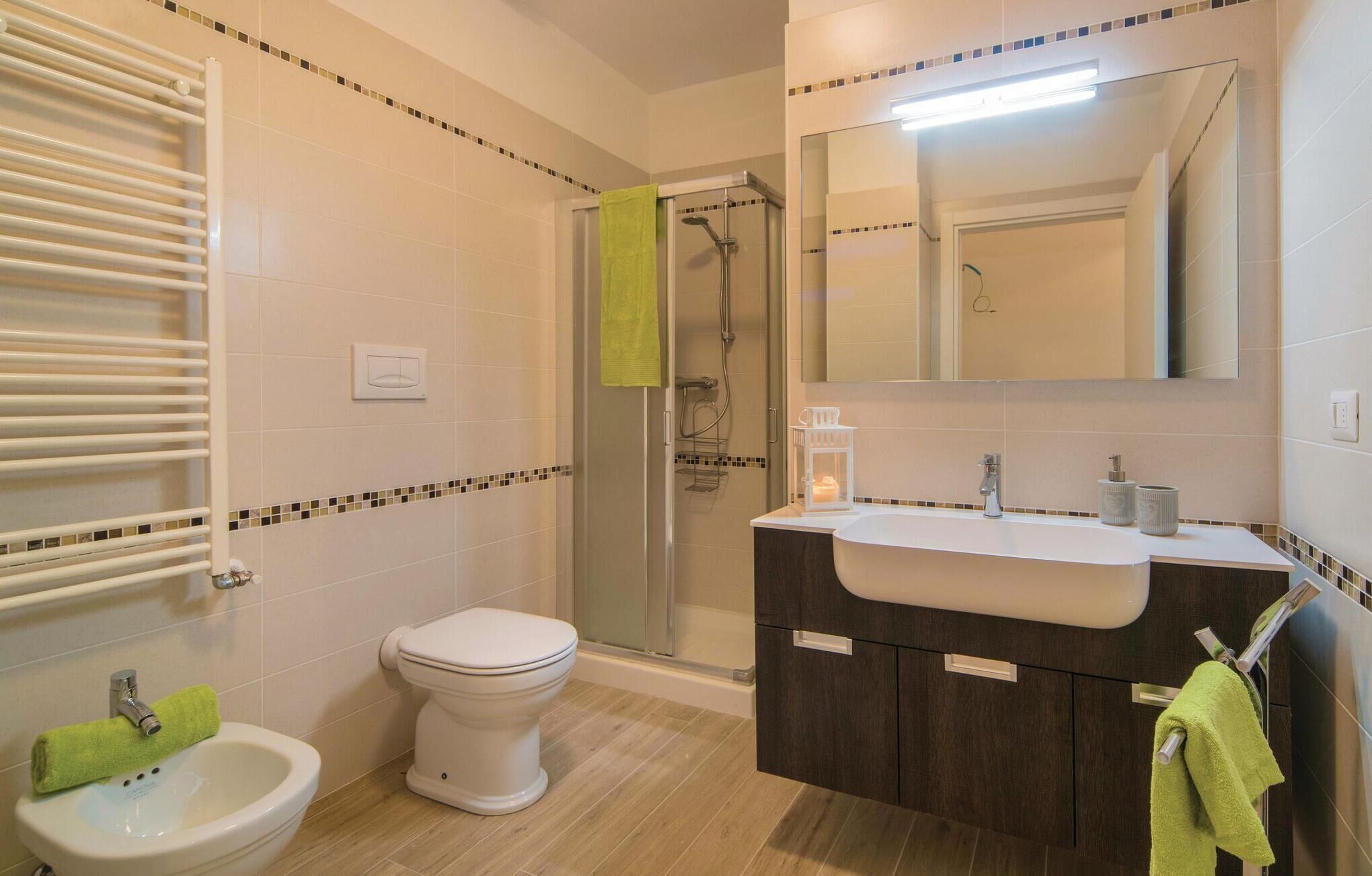 Un baño con inodoro, bidé y ducha.