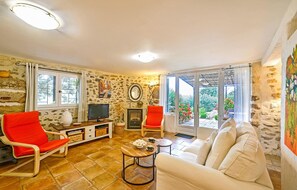 TV, DVD player - Gorgeous home in Fontarèches (Fontarèches)