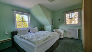 2 bedrooms, travel cot, WiFi