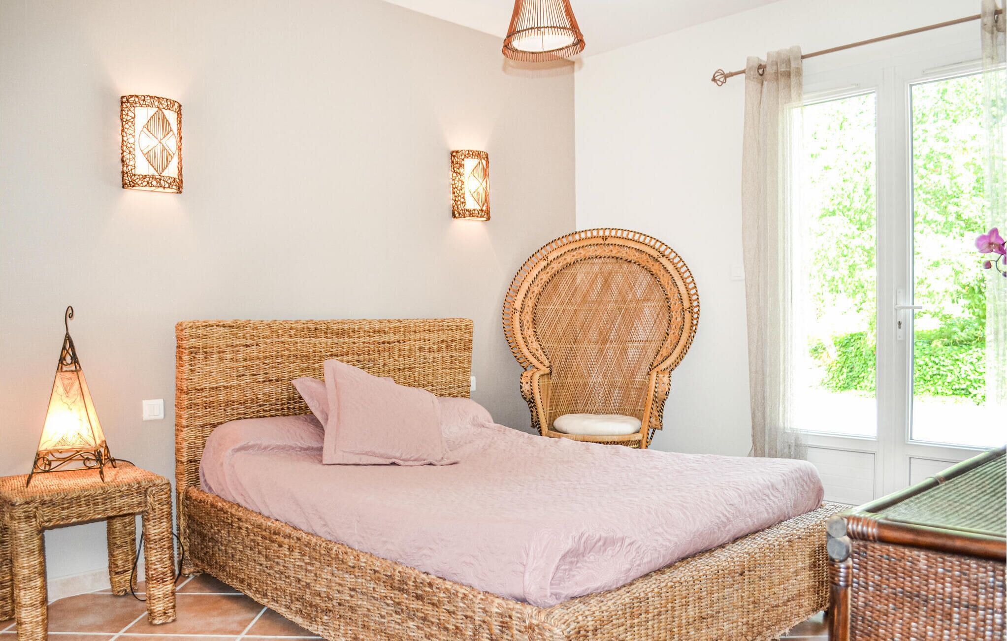 3 bedrooms, travel cot, free WiFi, bed sheets