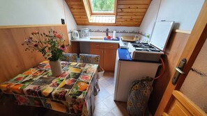 Kühlschrank, Herdplatte, Kochgeschirr/Geschirr/Besteck