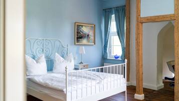 3 bedrooms, travel crib, WiFi, bed sheets