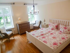 2 Schlafzimmer, Reisekinderbett, WLAN, Bettwäsche