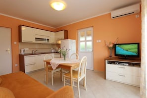 Dining - Holiday apartment with terrace and air conditioning (Šilo)
