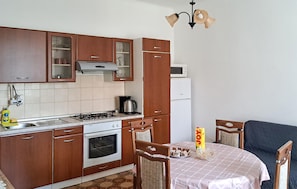 Fridge, stovetop, coffee/tea maker