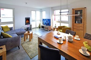 Flat-screen TV, fireplace