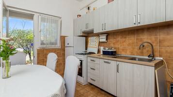 Kühlschrank, Herdplatte, Geschirrspüler