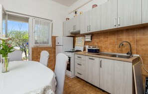 Jääkaappi, liesi, astianpesukone, kahvin-/teenkeitin