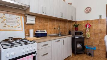 Refrigerador, parrilla de estufa, lavavajillas y cafetera y tetera