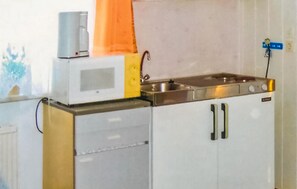 Réfrigérateur, micro-ondes, plaque de cuisson, cafetiÚre/bouilloire