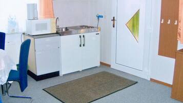 Fridge, stovetop, coffee/tea maker