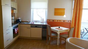 Kühlschrank, Ofen, Geschirrspüler, Wasserkocher mit Kaffee-/Teezubehör