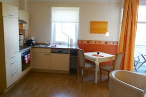 Réfrigérateur, un four, lave-vaisselle, cafetiÚre-théiÚre