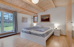 3 bedrooms, travel crib, free WiFi