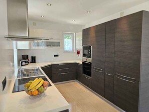 Fridge, stovetop, dishwasher, coffee/tea maker