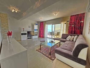 TV - Holiday apartment with balcony and panoramic sea view, air conditioning and WiFi (Novi Vinodolski)