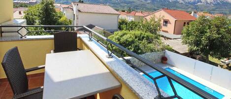 تناول الطعام بالخارج