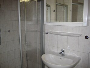 Douche, sèche-cheveux, serviettes fournies