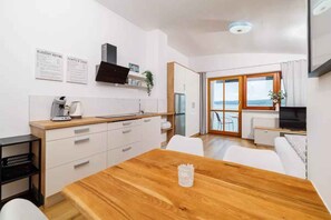 Réfrigérateur, plaque de cuisson, cafetière/bouilloire