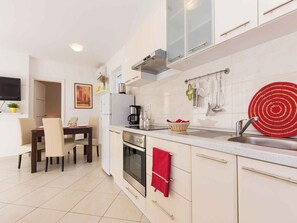 Fridge, oven, stovetop, coffee/tea maker - Holiday apartment 50 m from the beach (Čižići)
