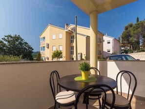 Outdoor dining - Holiday apartment 50 m from the beach (Čižići)