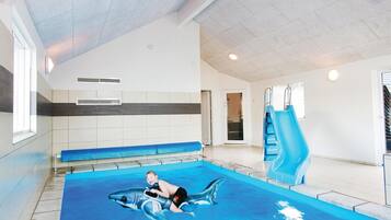 Una piscina cubierta