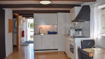 Fridge, stovetop, coffee/tea maker