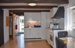 ثلاجة، موقد طهي مسطح، ماكينة لصنع القهوة/الشاي