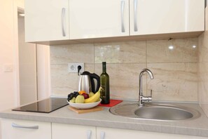 Kjøleskap, mikrobølgeovn, kokeplater og kaffetrakter/tekoker