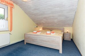 2 Schlafzimmer, Reisekinderbett
