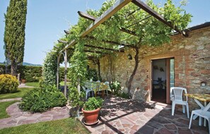 Outdoor dining - Nice home in Caldana GR (Caldana GR)