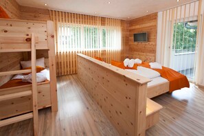 2 chambres, coffres-forts dans les chambres, bureau, lit parapluie