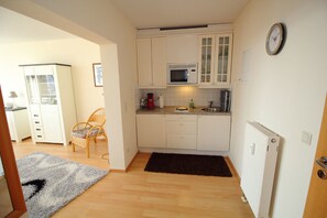 Kühlschrank, Mikrowelle, Wasserkocher mit Kaffee-/Teezubehör