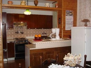 Køleskab, ovn, kogeplade, kaffe-/temaskine