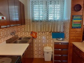 Fridge, oven, stovetop, coffee/tea maker