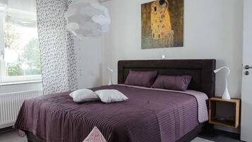 2 Schlafzimmer, Zimmersafe, Schreibtisch, Bügeleisen/Bügelbrett