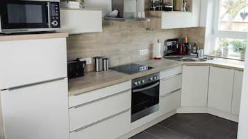 Kühlschrank, Mikrowelle, Ofen, Geschirrspüler