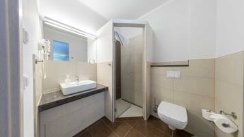 Chuveiro, secador de cabelo, toalhas de banho