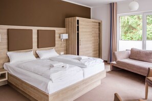 1 quarto, cofres nos quartos, escrivaninha, berço de viagem