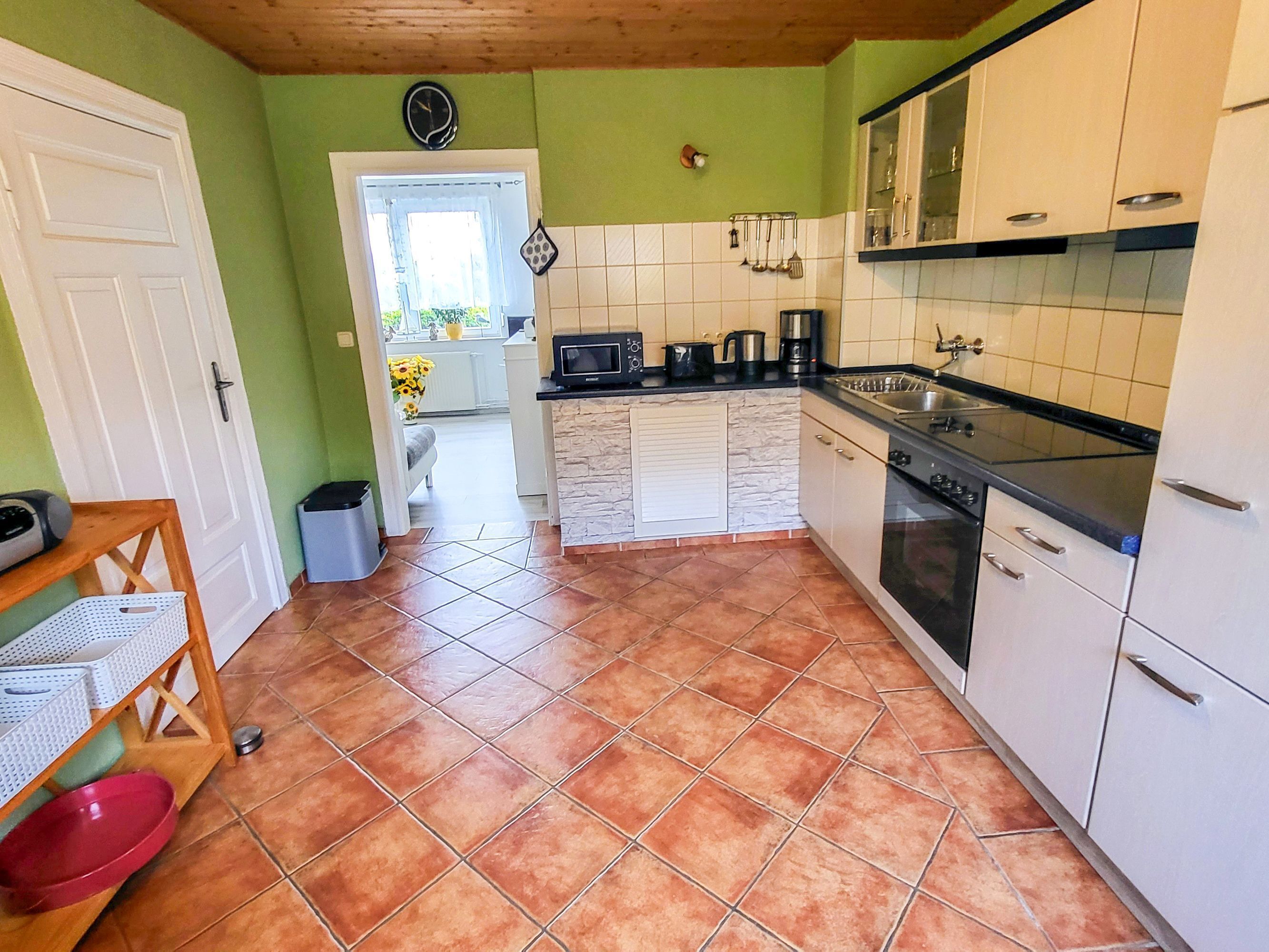 Fridge, microwave, oven, coffee/tea maker