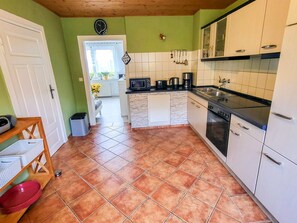 Refrigerador, microondas, horno y cafetera y tetera 