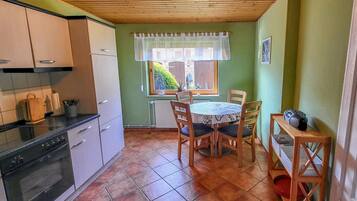 Kühlschrank, Mikrowelle, Ofen, Wasserkocher mit Kaffee-/Teezubehör