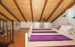 1 bedroom, bed sheets