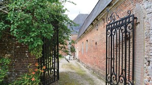 A narrow alleyway with brick walls and a metal gate. - Awesome home in Gouy Saint Andre with WiFi (Gouy Saint Andre)